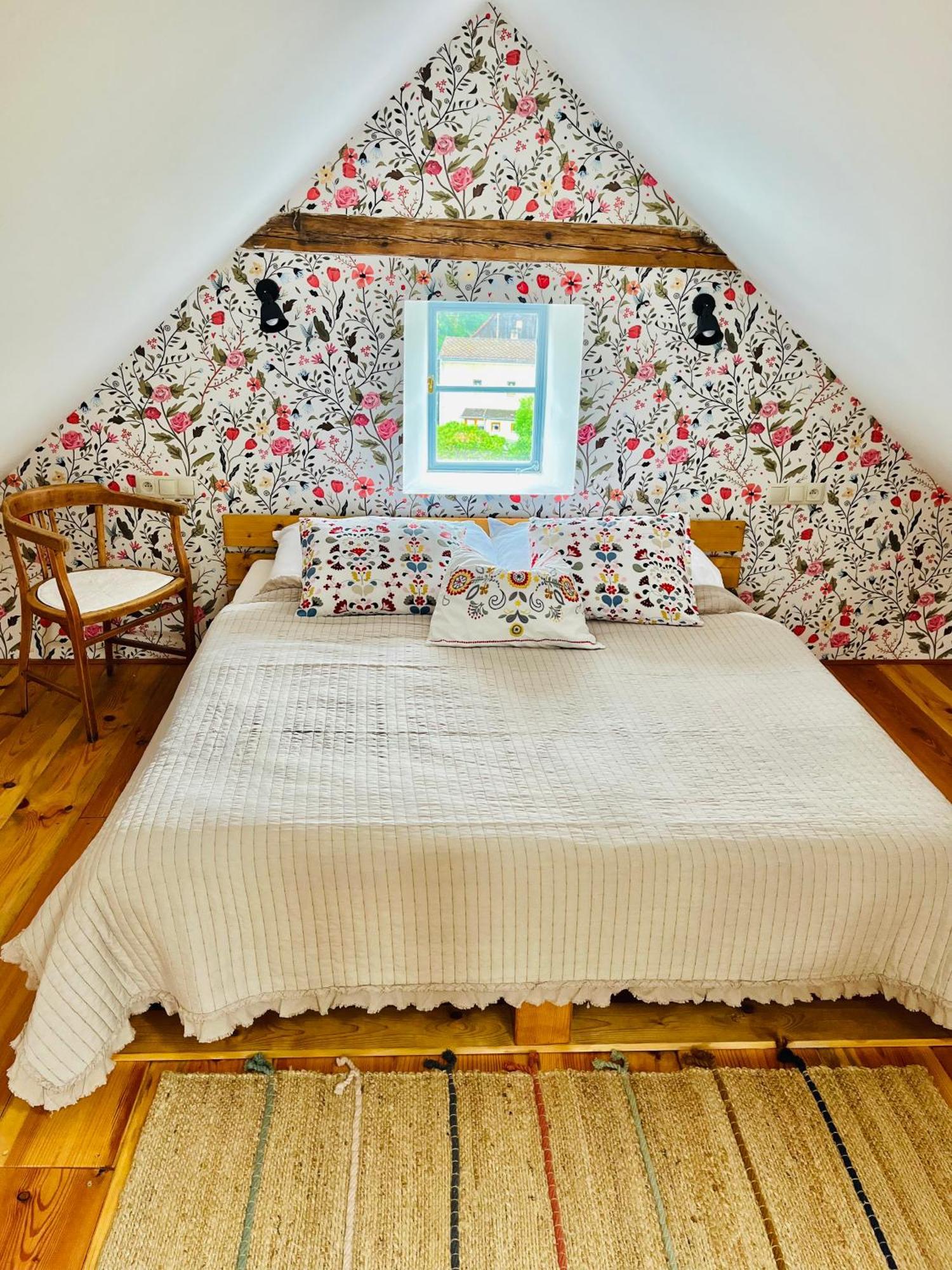 Na Nebi 187 Aparthotel Becov nad Teplou Luaran gambar