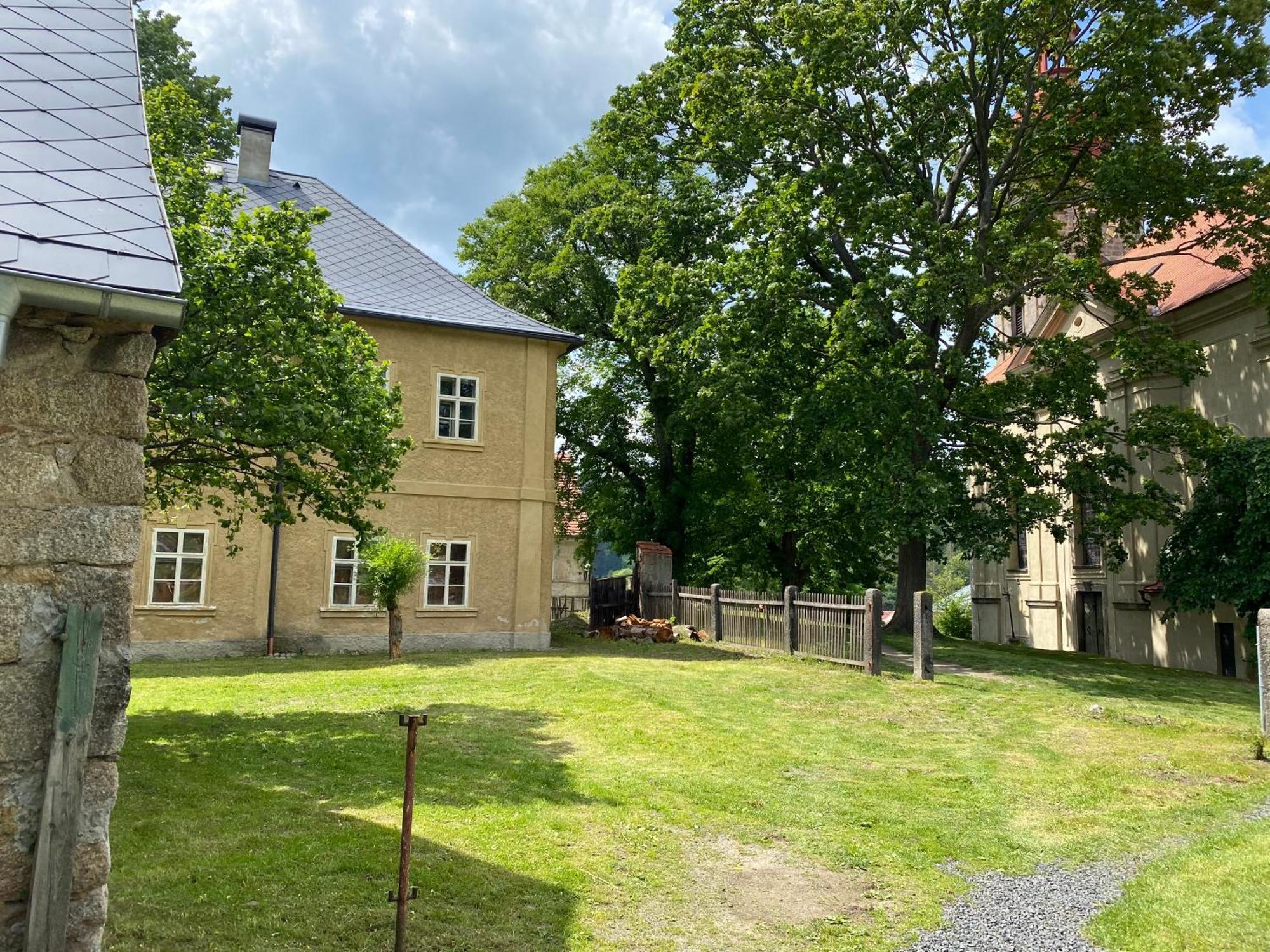 Na Nebi 187 Aparthotel Becov nad Teplou Luaran gambar